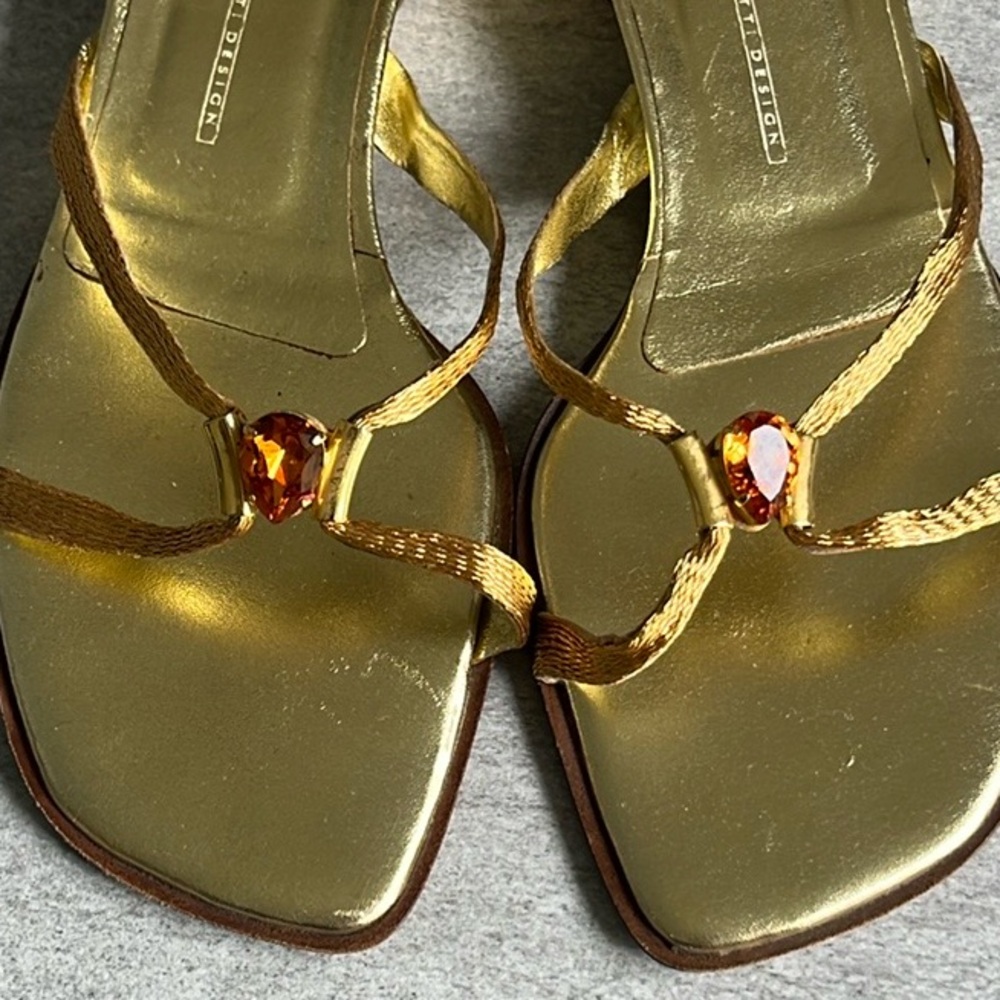 Giuseppe Zanotti Design Gold Sandals with Circular Gem - Picture 3 of 7